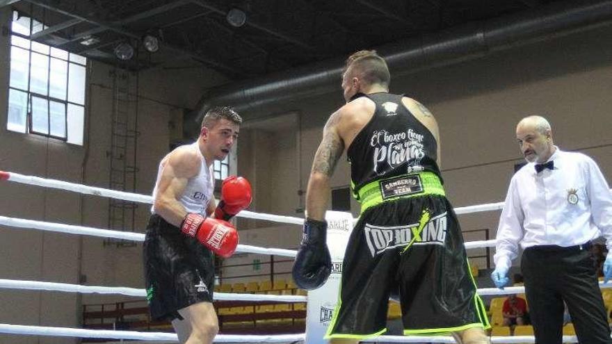 Manu Míguez, a la izquierda, en un momento del combate. // I.Osorio