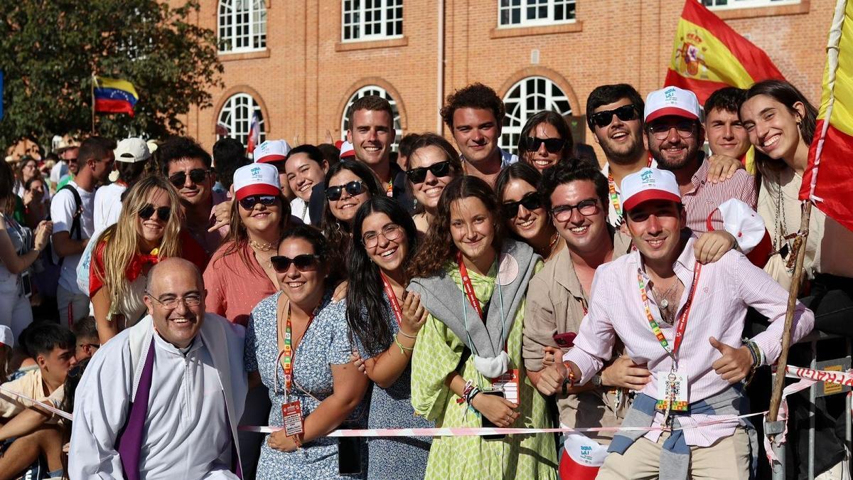 Fotografía grupal de jóvenes cordobeses en la JMJ Lisboa.