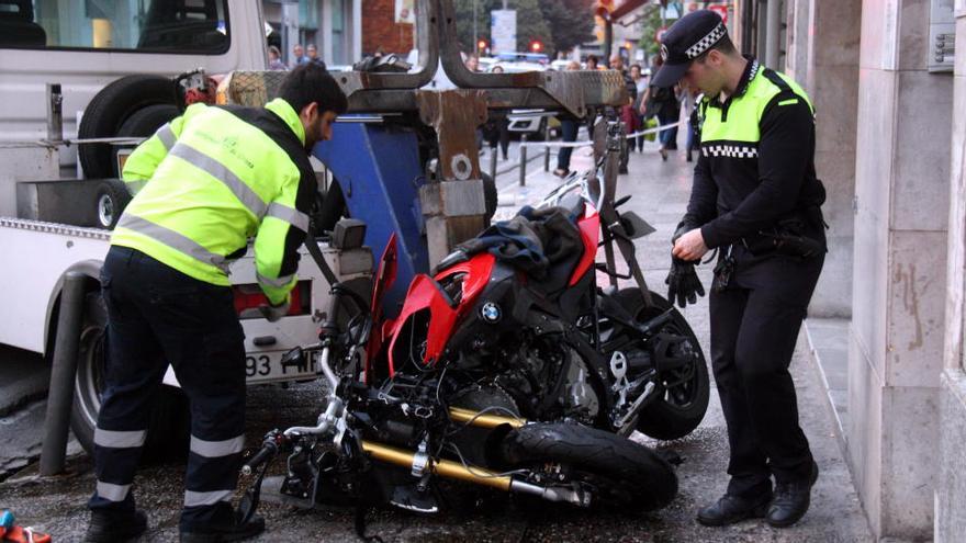 Agents de la Policia Municipal de Girona retirant la motocicleta accidentada · ACN
