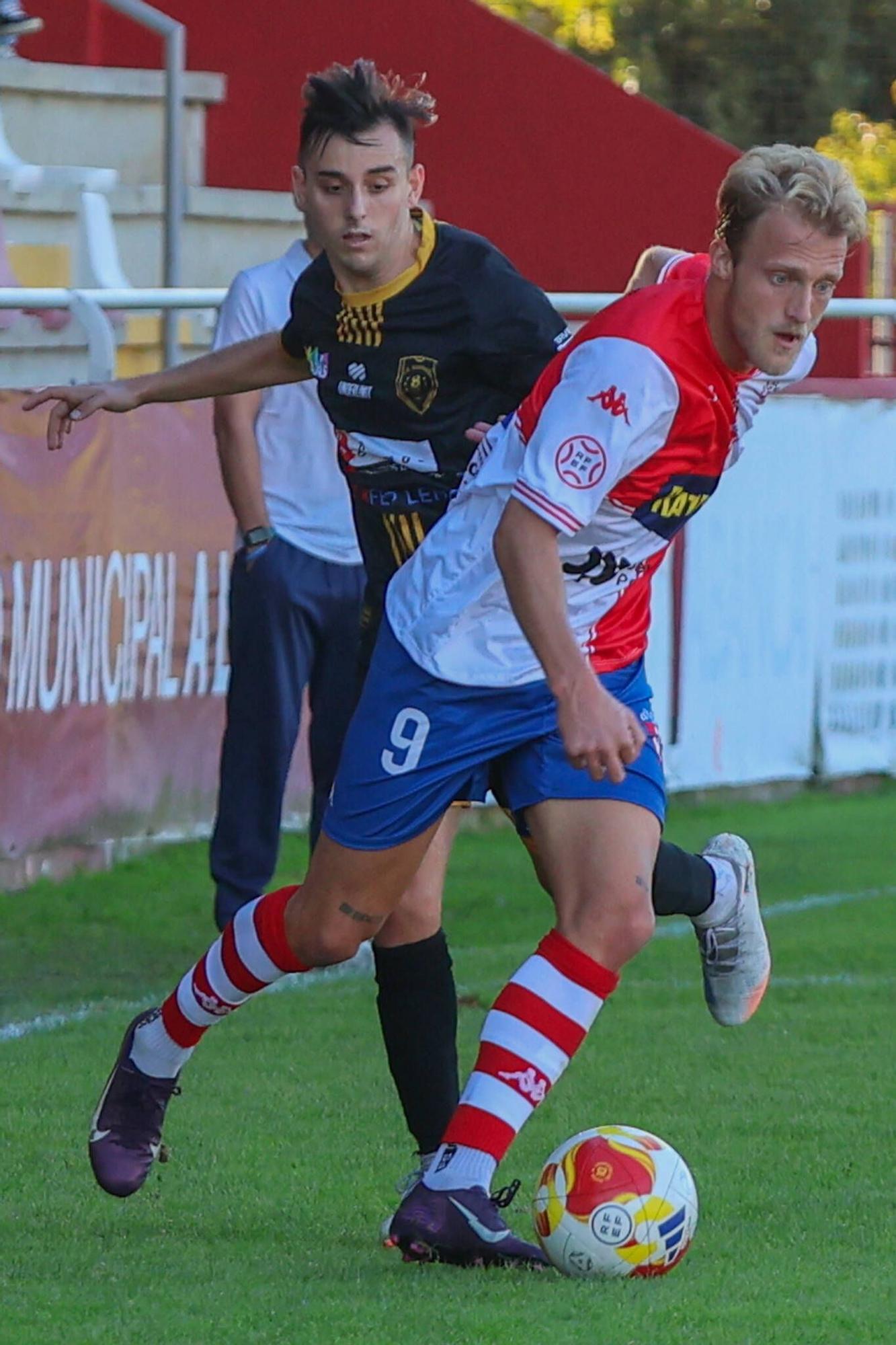 Las imágenes de la contundente victoria del Arosa al Barbadás (3-0)