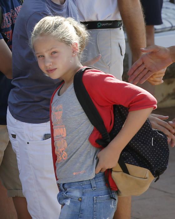 Am Donnerstag (4.8.) sind auch die Kinder von Infantin Cristina und Iñaki Urdangarin zusammen mit Altkönigin Sofía in der Segelschule von Calanova eingetroffen.