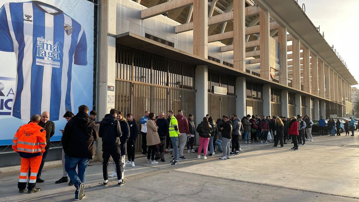 Colas en las taquillas de La Rosaleda para conseguir entradas para el Granada - Málaga CF.