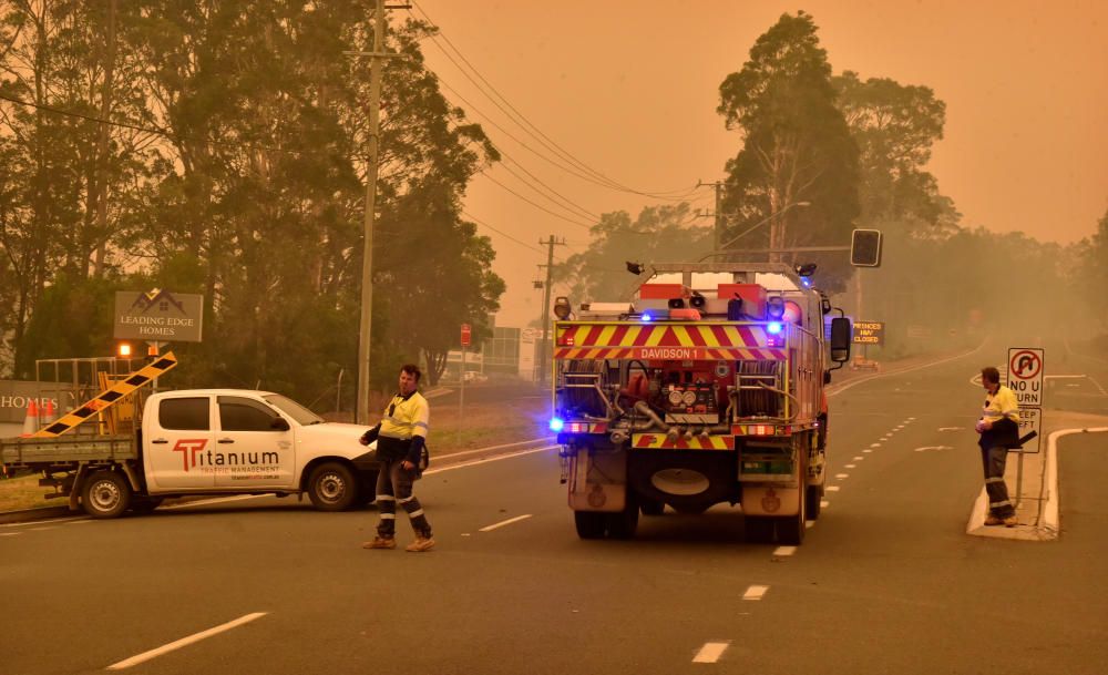 Miles de personas se refugian en una playa del sureste de Australia para huir de los incendios