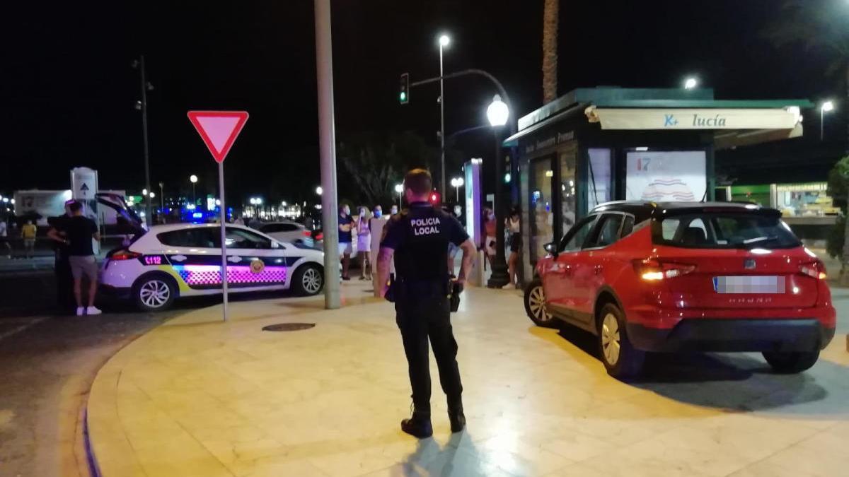 Vehículo empotrado contra el kiosco de la Explanada instantes después del accidente.