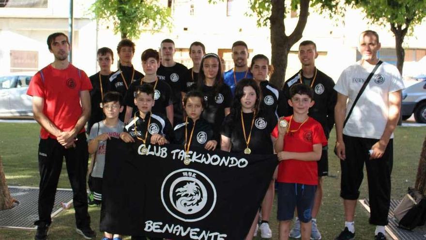 Los medallistas benaventanos junto a su entrenador.