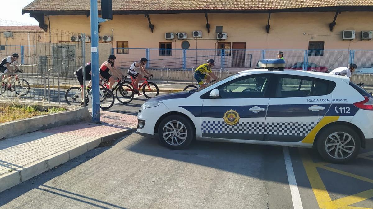 La Policía Local vigila la celebración del triatlón