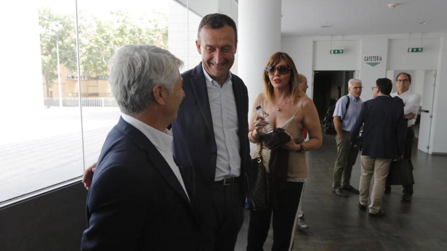 Carlos González junto a Juan Serrano y Mercedes Alonso a la entrada de la sala