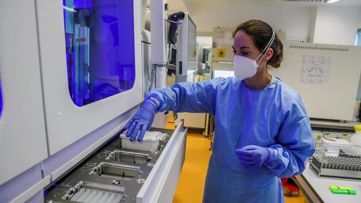 Personal sanitario trabaja en el laboratorio de un hospital en España.