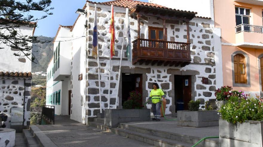 Una empleada municipal riega los jardines del Ayuntamiento de Valsequillo, el lunes por la mañana.