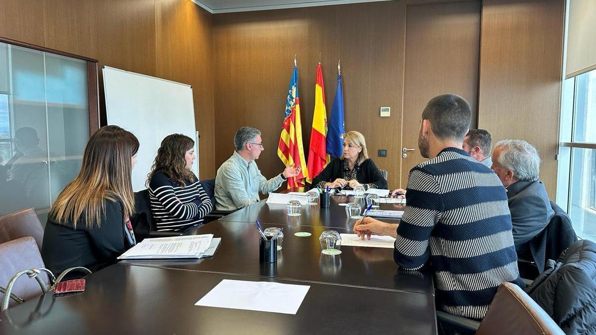 Camarero en la reunión mantenida con los representantes del Ayuntamiento de Tous.