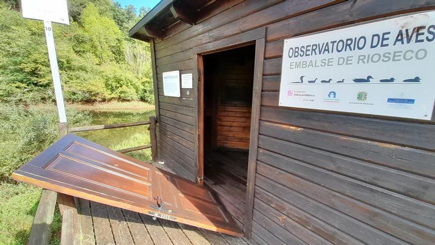 El vandalismo llega a las reservas de la biosfera: revientan la puerta y queman el cartel del observatorio de aves de La Polina, en Sobrescobio