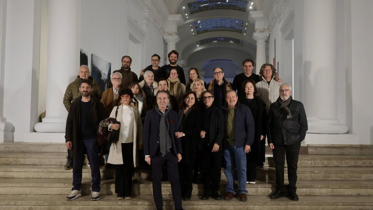 Parte de los artistas de la exposición &quot;Deconstruyendo la Abstracción&quot; junto a Pilar Tébar y Nicolás Bugeda.