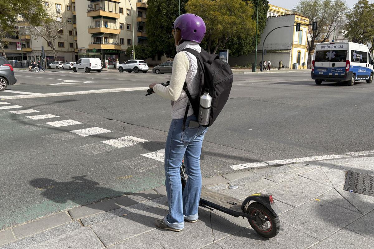 Una usuaria de patinete cumple con la medida de llevar el casco obligatorio