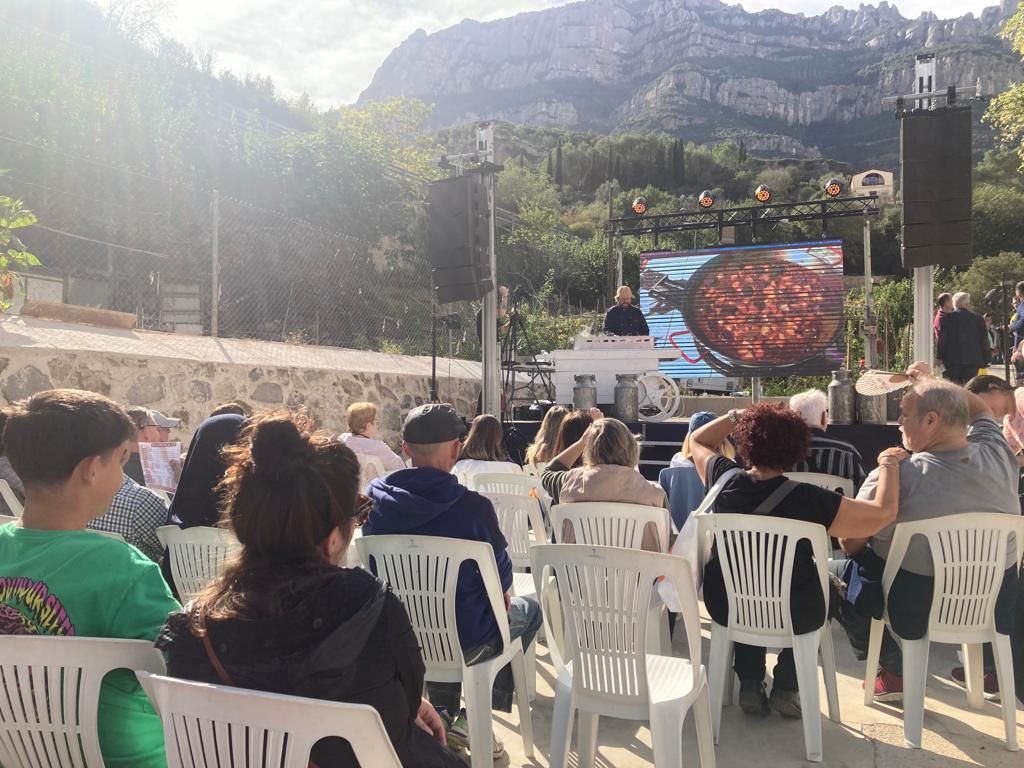 Una renovada Fira de la Coca i el Mató aplega una gentada a Monistrol