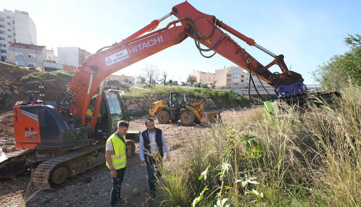 El concejal de Urbanismo de Castelló, Sergio Toledo, el pasado viernes en el inicio de la limpieza del río Seco.