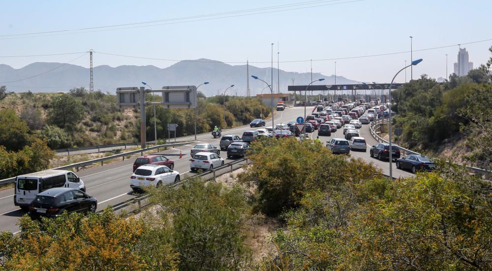 El peaje de la autopista de entrada a Benidorm, colapsado