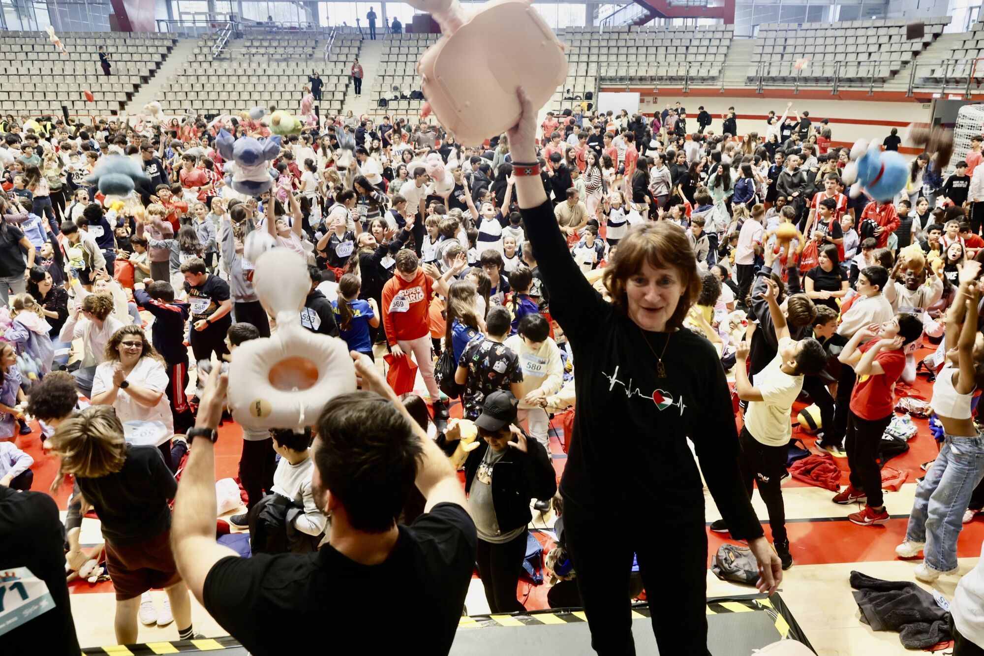 Récord de RCP simultáneo en el Palacio de Deportes. Participan centros escolares de Gijón. Pañeda