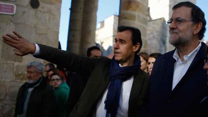 Maíllo &quot;apadrina&quot; a Rajoy tras ser declarado &quot;non grato&quot; en Pontevedra