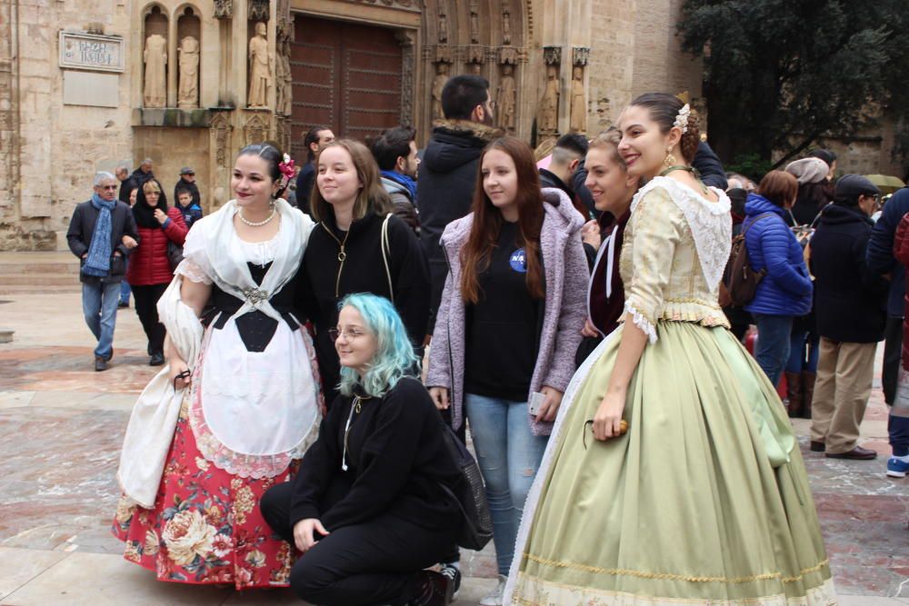 Y para los turistas que por allí se lo encuentran, una oportunidad para pedir foto. Esto es un clásico.