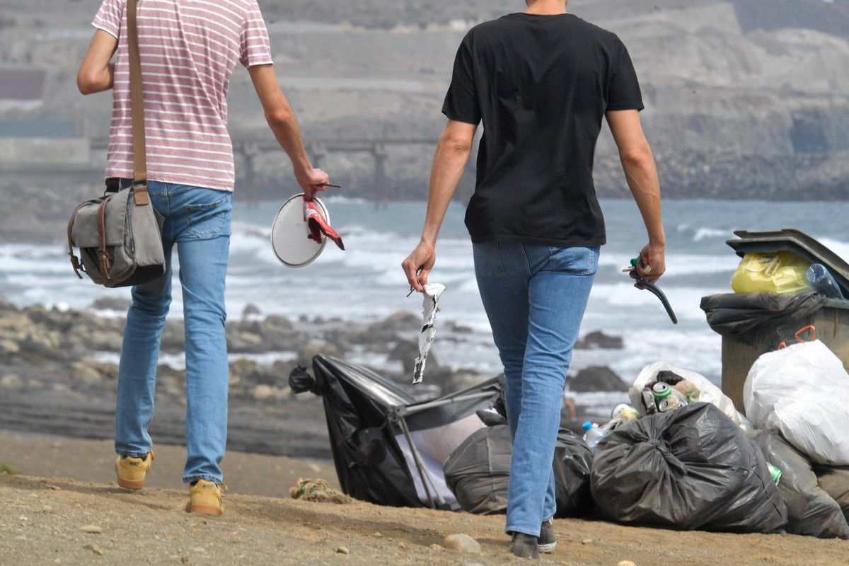 Un joven fabrica muebles con materiales reciclados