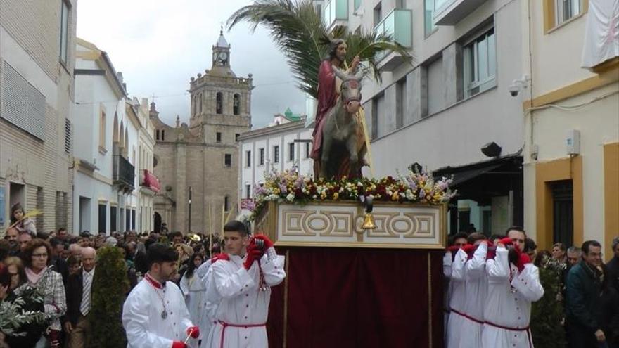 Las nubes permiten lucirse al desfile de Villanueva de la Serena