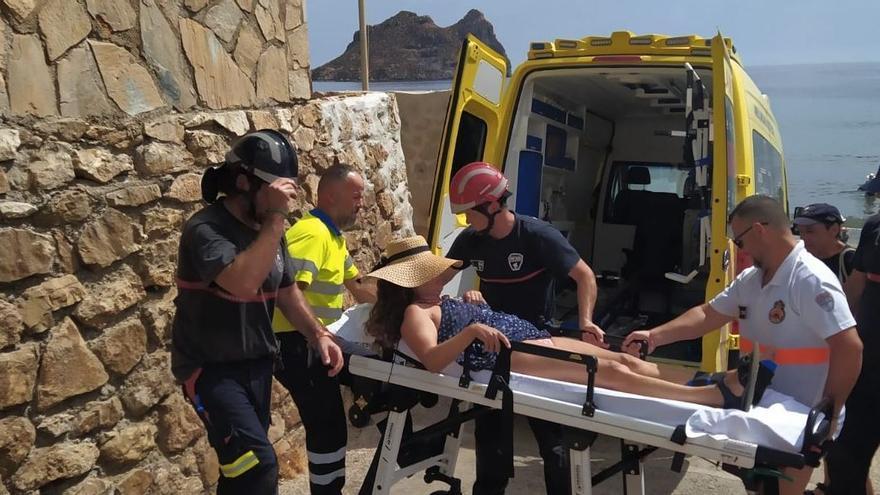 Rescatan a una mujer de las rocas.