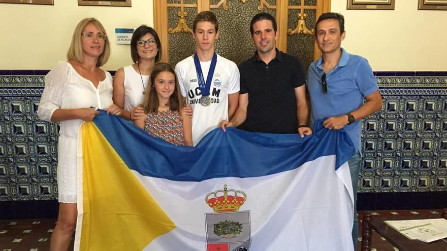 Diego Mira, ayer con el concejal de Deportes de Santomera y su familia en una recepción.