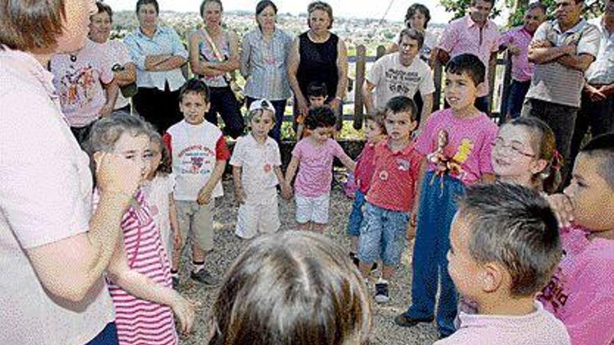 Los niños se atrevieron a entonar una canción con la profesora. / iñaki abella