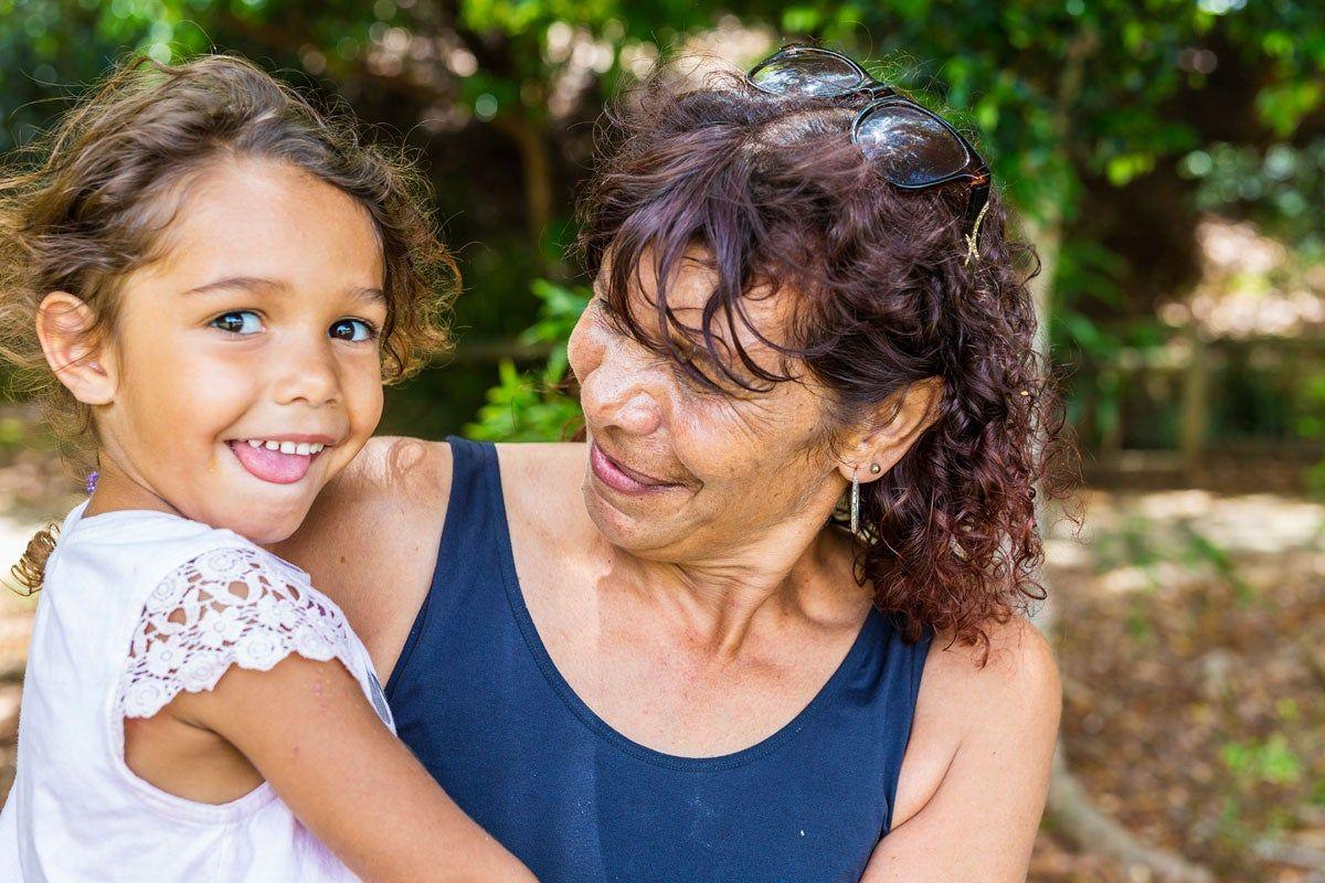 Mujer aborigen con su nieta en Australia