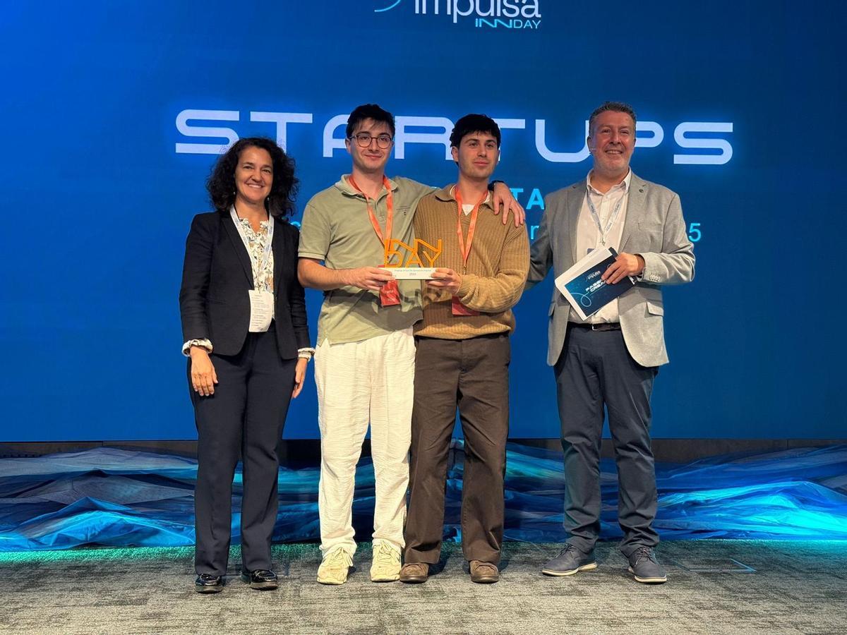 Álvaro Pérez e Iván Rejas tras recibir el premio de la UPV.