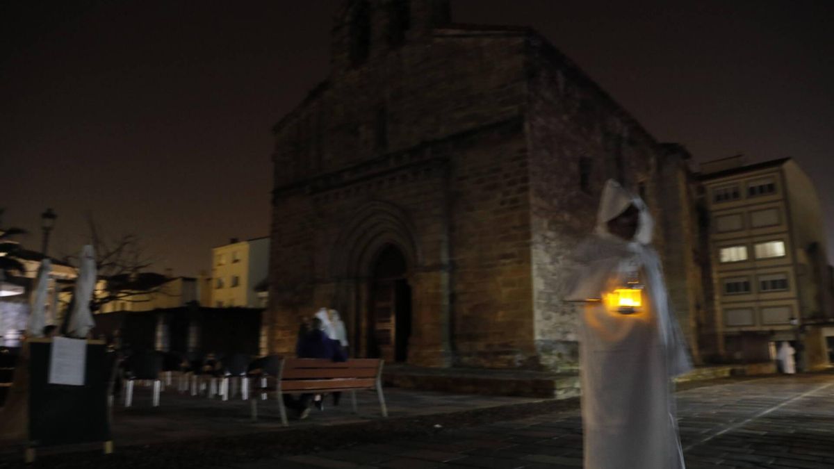 EN IMÁGENES: Así fue la "procesión de los muertos" que apagó el alumbrado de Avilés