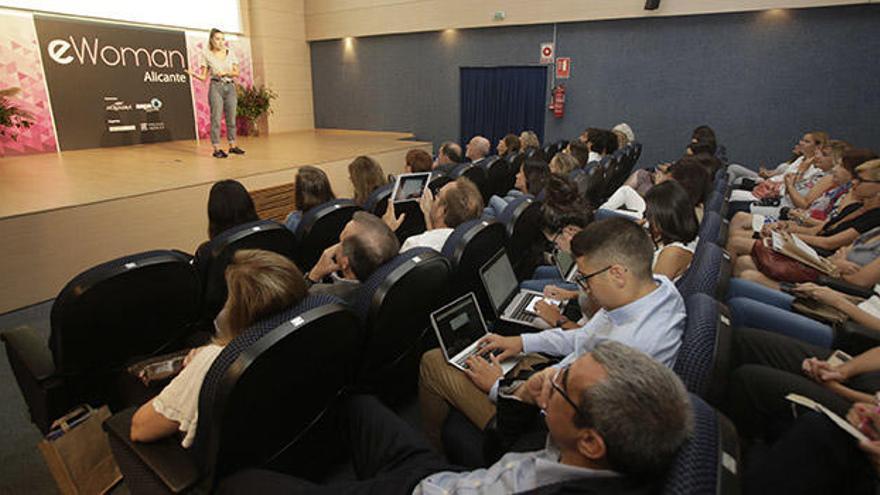 eWoman Alicante: Mujeres líderes en el entorno digital comparten su experiencia contigo