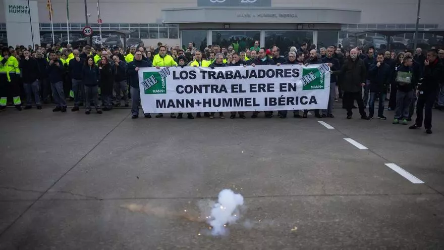Los trabajadores de Mann Hummel en Zaragoza protestan por los 150 despidos planteados por la empresa