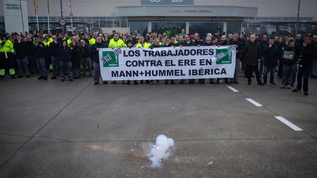 Los trabajadores de Mann Hummel en Zaragoza protestan por los 150 despidos planteados por la empresa