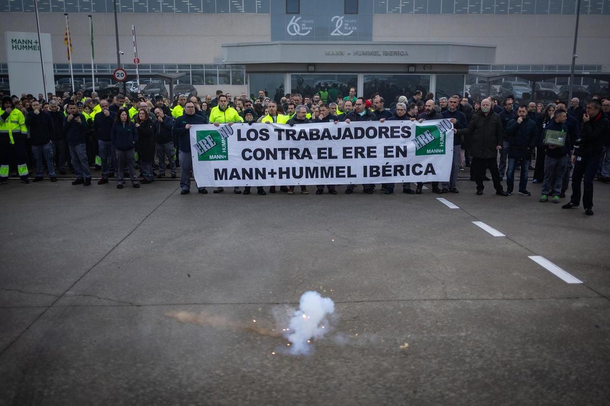 Protesta de los trabajadores de Mann Hummel en Zaragoza por los despidos que plantea la empresa.