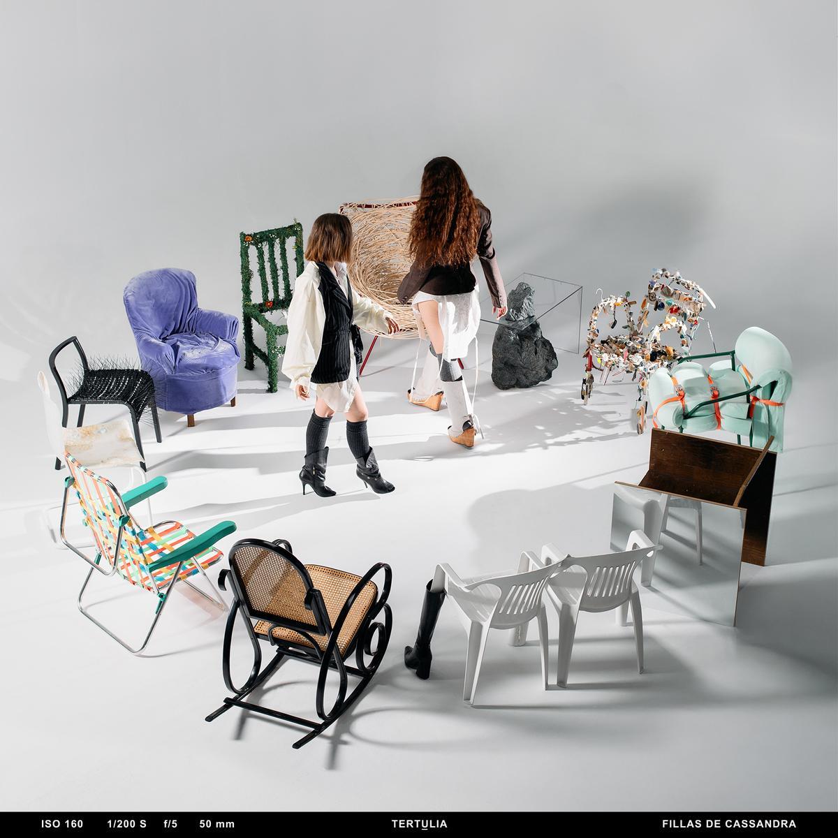 Portada del nuevo trabajo de Fillas de Cassandra protagonizada por doce sillas