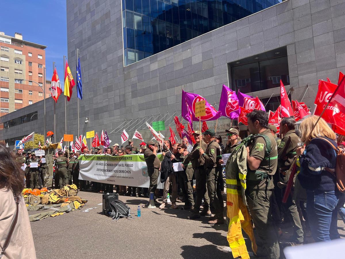 Celadores de Medio Ambiente protestan ante la sede de la Consejería.