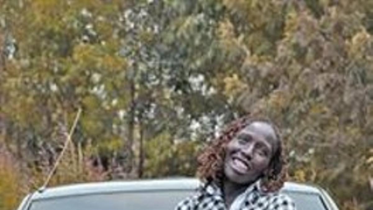 Florence Kiplagat posa delante de su coche, en Kenia.