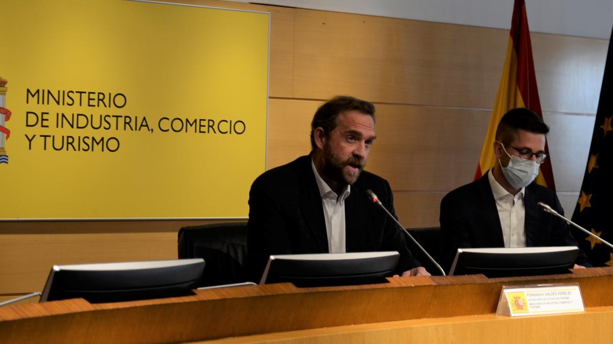 El secretario de estado de Turismo, Fernando Valdés, y el analista de Forward Keys, Juan Antonio Gómez García