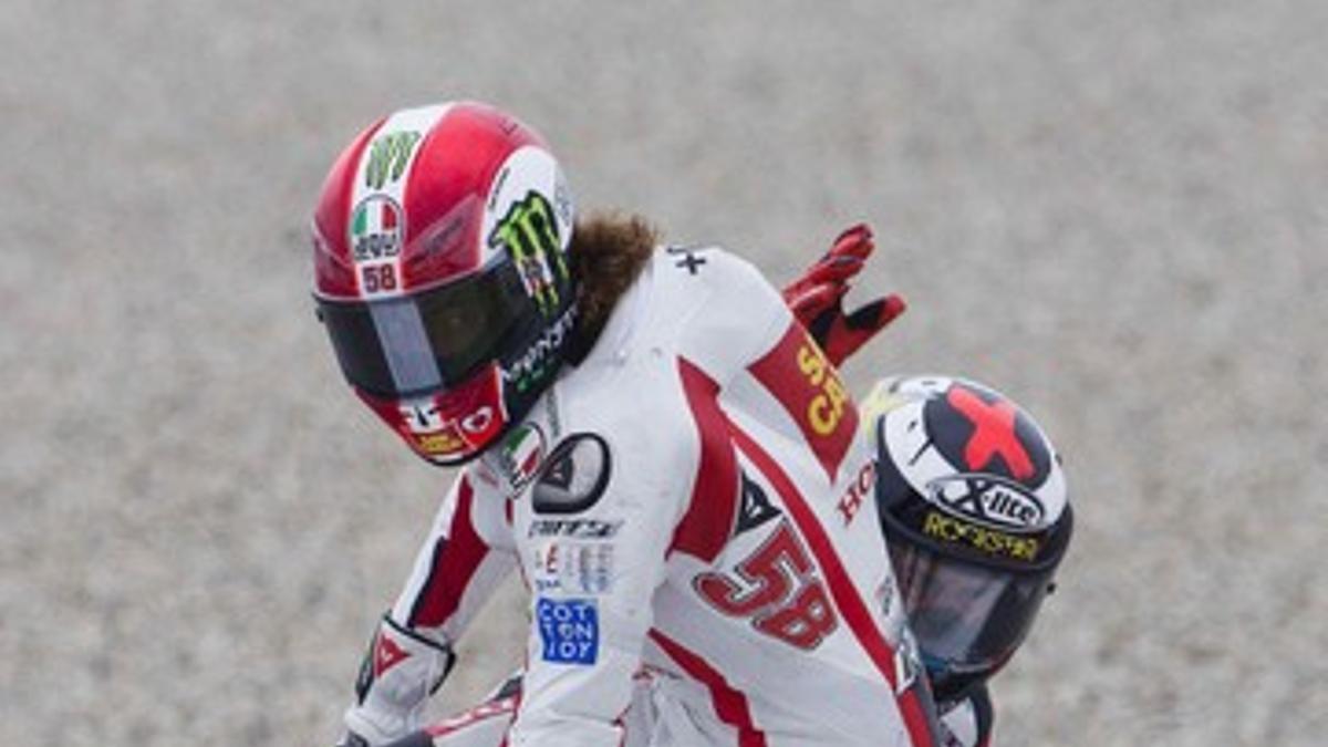 Lorenzo y Simoncelli, momentos después de la caída.