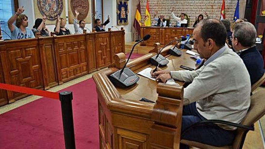 El Equipo de Gobierno votando a favor en el Pleno.