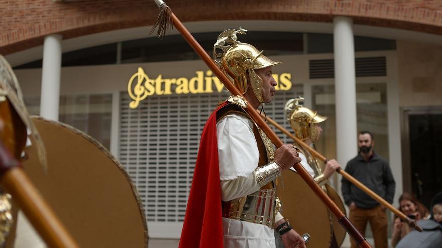 Soldados de Roma pasean por las calles de Cartagena