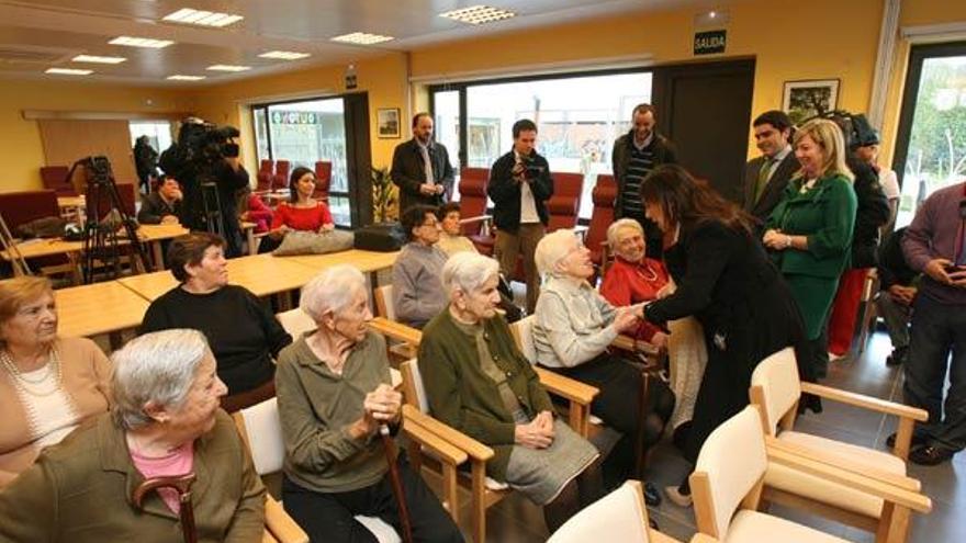 La conselleira de Benestar, Beatriz Mato, y la delegada de la Xunta, Lucía Molares, en Coia, ayer.  // JDA