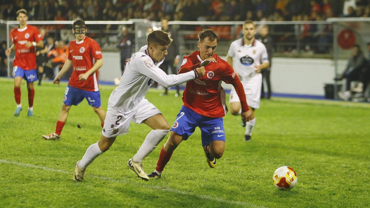 Víctor Eimil y Migui Fernández disputan un balón