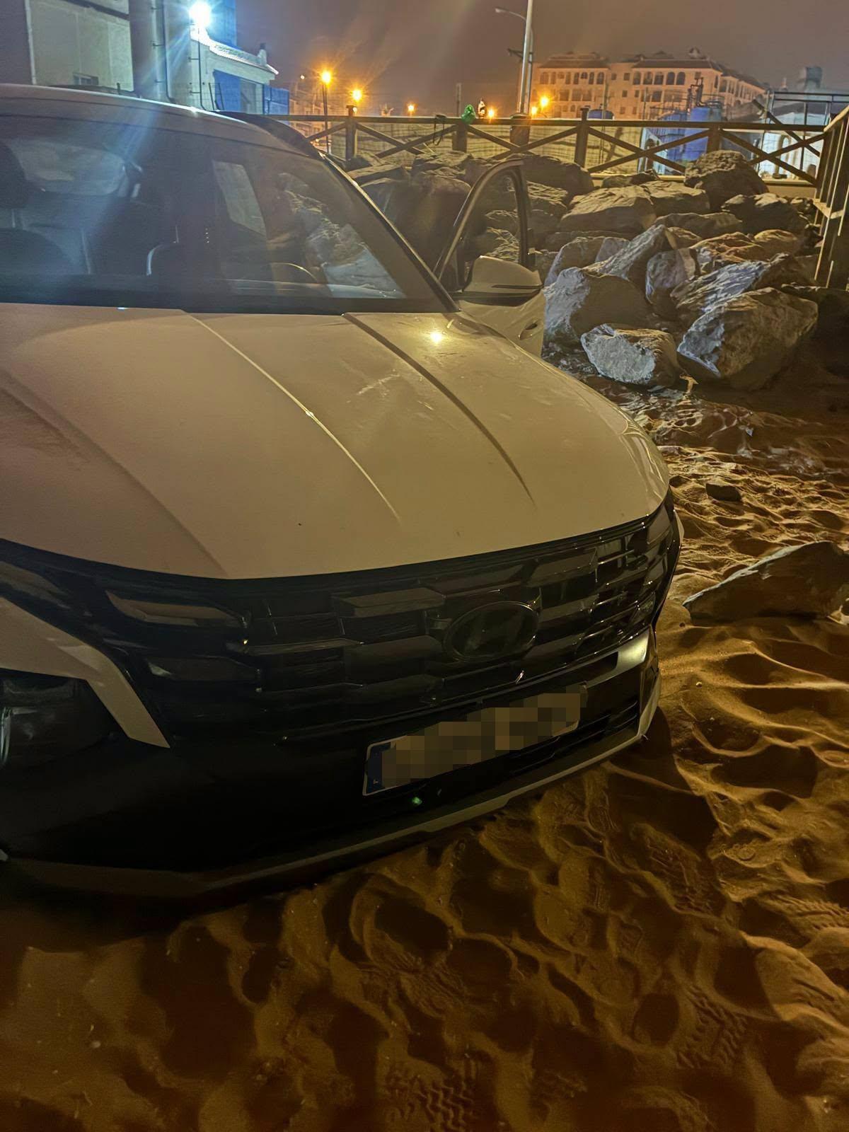 El coche aparcado en la arena de la playa.