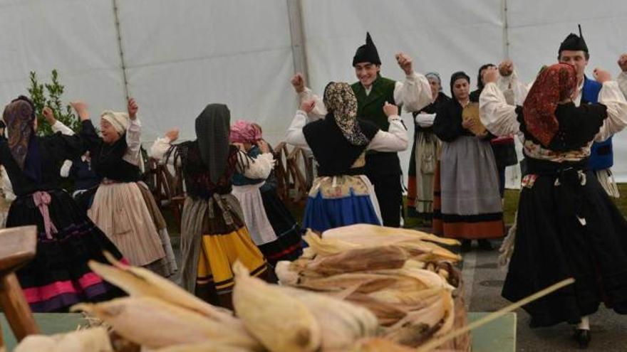 Bailes en el amagüestu celebrado ayer en Cenera (Mieres).