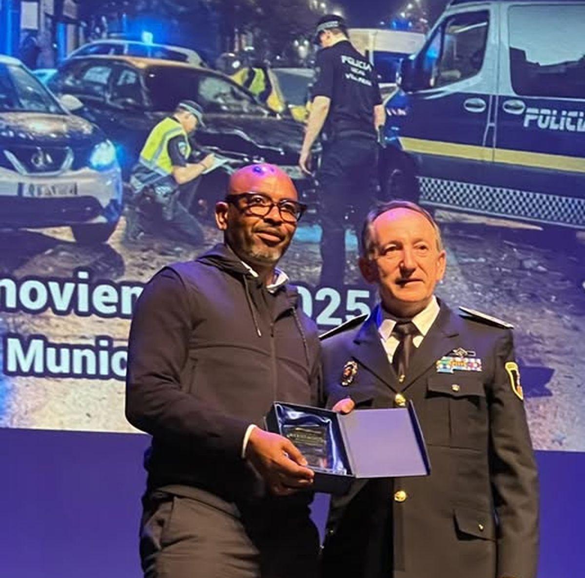 El embajador del Villarreal CF, Marcos Senna, recibe el reconocimiento de la Policía Local del Vila-real, en agradecimiento a la colaboración del club 'groguet' en este congreso.