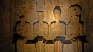 Estatuas sedentes de Ptah, Amón, Ramsés II y Ra-Horakhti, en el templo de Abu Simbel, iluminadas estratégicamente por el sol dos veces al año.