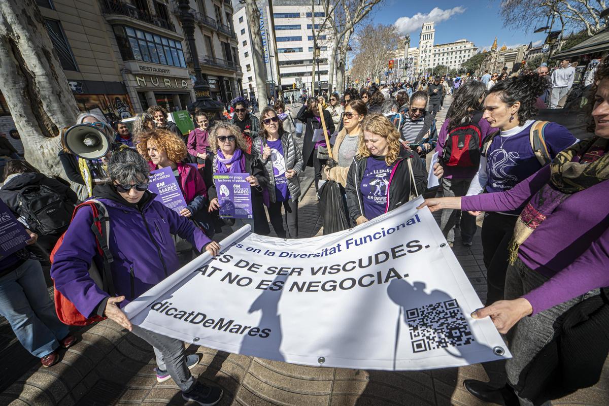 Un grupo de mujeres al inicio de la manifestación, este viernes en la Rambla de Barcelona.