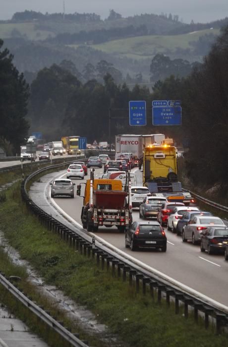 Un accidente en la "Y" provoca varios kilómetros de atasco  en dirección Oviedo